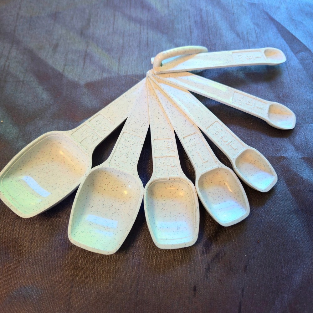 Retro Vintage Tupperware Measuring Spoons Set D Ring White Speckled Fireworks